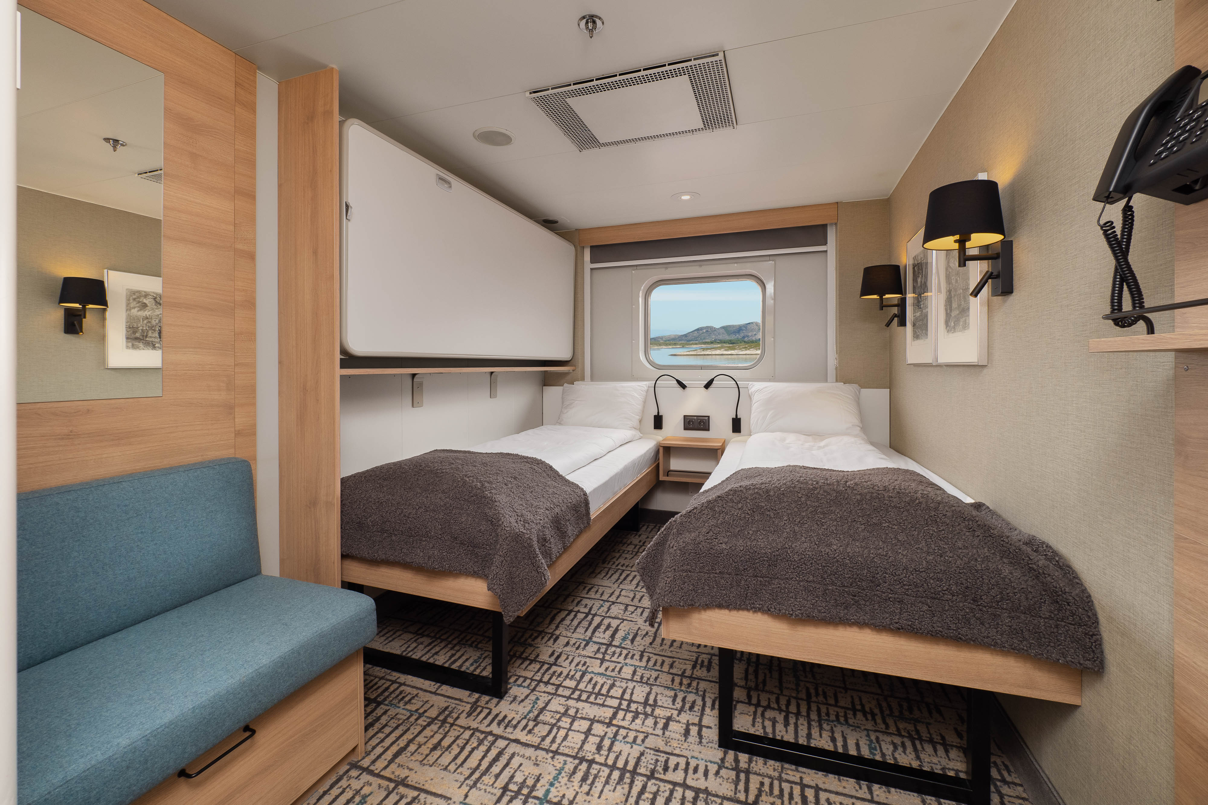 Polar Outside | Triple on lower deck with window